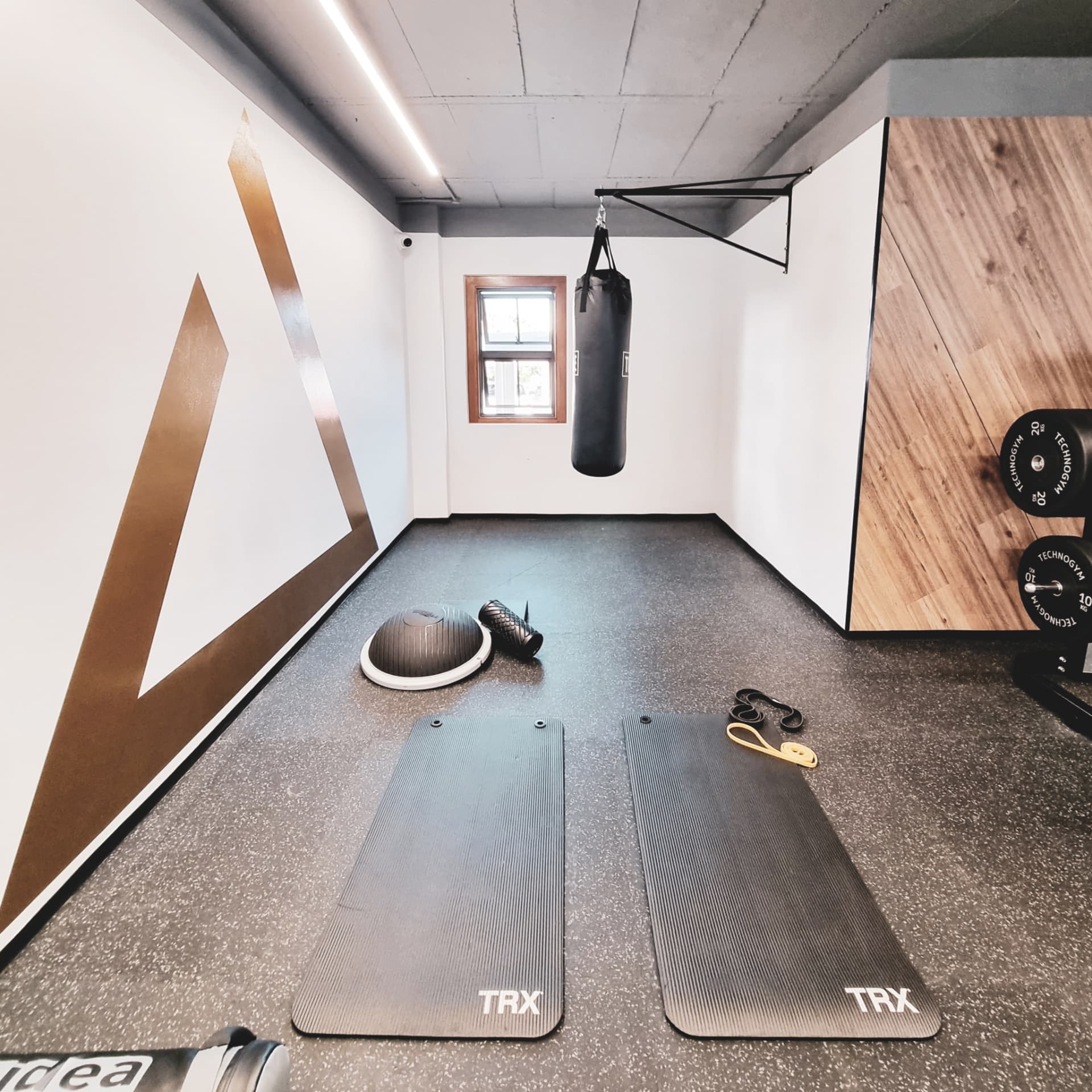Functional space with mats, bands and mobility equipment